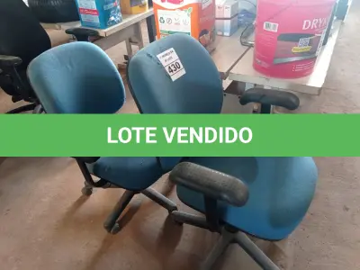 LOTE 430 - 02 CADEIRAS DE ESCRITÓRIO COM BASES GIRATÓRIAS. (NO ESTADO) ATENÇÃO! FAZER A VISITAÇÃO ANTES DE ARREMATAR, NÃO SABEMOS SE FUNCIONA. LEILÃO NÃO TEM GARANTIA E NEM DEVOLUÇÃO, SUJEITO A POSSÍVEIS AVARIAS VISÍVEIS/OCULTAS E/OU AUSÊNCIA DE COMPONENTES.