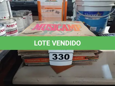 LOTE 330 - 01 LOTE COM VÁRIOS DISCOS DE VINIL. (NO ESTADO) ATENÇÃO! FAZER A VISITAÇÃO ANTES DE ARREMATAR, NÃO SABEMOS SE FUNCIONA. LEILÃO NÃO TEM GARANTIA E NEM DEVOLUÇÃO, SUJEITO A POSSÍVEIS AVARIAS VISÍVEIS/OCULTAS E/OU AUSÊNCIA DE COMPONENTES.