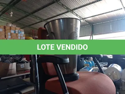LOTE 366 - 01 BANQUETA ALTA, 01 CADEIRA DE ESCRITÓRIO COM BASE FIXA E 01 COPO DE LIQUIDIFICADOR INDUSTRIAL. (NO ESTADO) ATENÇÃO! FAZER A VISITAÇÃO ANTES DE ARREMATAR, NÃO SABEMOS SE FUNCIONA. LEILÃO NÃO TEM GARANTIA E NEM DEVOLUÇÃO, SUJEITO A POSSÍVEIS AVARIAS VISÍVEIS/OCULTAS E/OU AUSÊNCIA DE COMPONENTES.