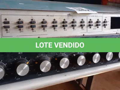 LOTE 357 - 01 MESA DE ÁUDIO ANTIGA. (NO ESTADO) ATENÇÃO! FAZER A VISITAÇÃO ANTES DE ARREMATAR, NÃO SABEMOS SE FUNCIONA. LEILÃO NÃO TEM GARANTIA E NEM DEVOLUÇÃO, SUJEITO A POSSÍVEIS AVARIAS VISÍVEIS/OCULTAS E/OU AUSÊNCIA DE COMPONENTES.