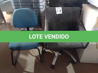 LOTE 291 - 02 CADEIRAS SENDO 01 COM BASE GIRATÓRIA. (NO ESTADO) ATENÇÃO! FAZER A VISITAÇÃO ANTES DE ARREMATAR, NÃO SABEMOS SE FUNCIONA. LEILÃO NÃO TEM GARANTIA E NEM DEVOLUÇÃO, SUJEITO A POSSÍVEIS AVARIAS VISÍVEIS/OCULTAS E/OU AUSÊNCIA DE COMPONENTES.