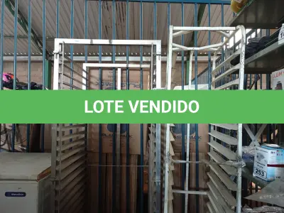 LOTE 271 - 02 CARRINHOS PORTAS BANDEJAS SENDO 01 EM INOX. (NO ESTADO) ATENÇÃO! FAZER A VISITAÇÃO ANTES DE ARREMATAR, NÃO SABEMOS SE FUNCIONA. LEILÃO NÃO TEM GARANTIA E NEM DEVOLUÇÃO, SUJEITO A POSSÍVEIS AVARIAS VISÍVEIS/OCULTAS E/OU AUSÊNCIA DE COMPONENTES.