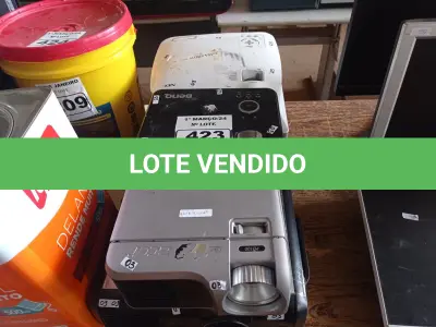 LOTE 423 - 05 PROJETORES MULTIMIDIA MARCAS E MODELOS DIVERSOS. (NO ESTADO) ATENÇÃO! FAZER A VISITAÇÃO ANTES DE ARREMATAR, NÃO SABEMOS SE FUNCIONA. LEILÃO NÃO TEM GARANTIA E NEM DEVOLUÇÃO, SUJEITO A POSSÍVEIS AVARIAS VISÍVEIS/OCULTAS E/OU AUSÊNCIA DE COMPONENTES.