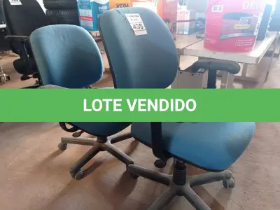 LOTE 430 - 02 CADEIRAS DE ESCRITÓRIO COM BASES GIRATÓRIAS. (NO ESTADO) ATENÇÃO! FAZER A VISITAÇÃO ANTES DE ARREMATAR, NÃO SABEMOS SE FUNCIONA. LEILÃO NÃO TEM GARANTIA E NEM DEVOLUÇÃO, SUJEITO A POSSÍVEIS AVARIAS VISÍVEIS/OCULTAS E/OU AUSÊNCIA DE COMPONENTES.