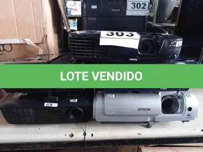 LOTE 303 - 05 PROJETORES MULTIMIDIA MARCAS E MODELOS DIVERSOS. (NO ESTADO) ATENÇÃO! FAZER A VISITAÇÃO ANTES DE ARREMATAR, NÃO SABEMOS SE FUNCIONA. LEILÃO NÃO TEM GARANTIA E NEM DEVOLUÇÃO, SUJEITO A POSSÍVEIS AVARIAS VISÍVEIS/OCULTAS E/OU AUSÊNCIA DE COMPONENTES.