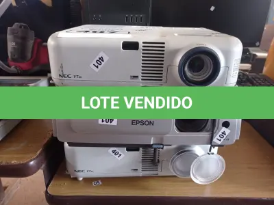 LOTE 407 - 03 PROJETORES MULTIMIDIA MARCAS E MODELOS DIVERSOS. (NO ESTADO) ATENÇÃO! FAZER A VISITAÇÃO ANTES DE ARREMATAR, NÃO SABEMOS SE FUNCIONA. LEILÃO NÃO TEM GARANTIA E NEM DEVOLUÇÃO, SUJEITO A POSSÍVEIS AVARIAS VISÍVEIS/OCULTAS E/OU AUSÊNCIA DE COMPONENTES.