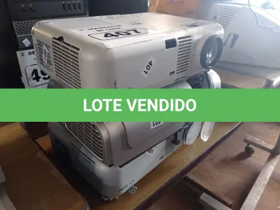 LOTE 407 - 03 PROJETORES MULTIMIDIA MARCAS E MODELOS DIVERSOS. (NO ESTADO) ATENÇÃO! FAZER A VISITAÇÃO ANTES DE ARREMATAR, NÃO SABEMOS SE FUNCIONA. LEILÃO NÃO TEM GARANTIA E NEM DEVOLUÇÃO, SUJEITO A POSSÍVEIS AVARIAS VISÍVEIS/OCULTAS E/OU AUSÊNCIA DE COMPONENTES.