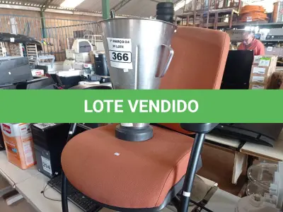 LOTE 366 - 01 BANQUETA ALTA, 01 CADEIRA DE ESCRITÓRIO COM BASE FIXA E 01 COPO DE LIQUIDIFICADOR INDUSTRIAL. (NO ESTADO) ATENÇÃO! FAZER A VISITAÇÃO ANTES DE ARREMATAR, NÃO SABEMOS SE FUNCIONA. LEILÃO NÃO TEM GARANTIA E NEM DEVOLUÇÃO, SUJEITO A POSSÍVEIS AVARIAS VISÍVEIS/OCULTAS E/OU AUSÊNCIA DE COMPONENTES.