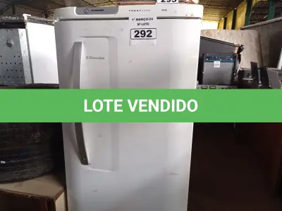 LOTE 292 - 01 GELADEIRA FROST FREE MARCA ELECTROLUX 220V. (NO ESTADO) ATENÇÃO! FAZER A VISITAÇÃO ANTES DE ARREMATAR, NÃO SABEMOS SE FUNCIONA. LEILÃO NÃO TEM GARANTIA E NEM DEVOLUÇÃO, SUJEITO A POSSÍVEIS AVARIAS VISÍVEIS/OCULTAS E/OU AUSÊNCIA DE COMPONENTES.