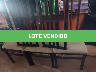 LOTE 281 - 05 CADEIRAS EM MADEIRA COM ASSENTO ALMOFADADO. (NO ESTADO) ATENÇÃO! FAZER A VISITAÇÃO ANTES DE ARREMATAR, NÃO SABEMOS SE FUNCIONA. LEILÃO NÃO TEM GARANTIA E NEM DEVOLUÇÃO, SUJEITO A POSSÍVEIS AVARIAS VISÍVEIS/OCULTAS E/OU AUSÊNCIA DE COMPONENTES.