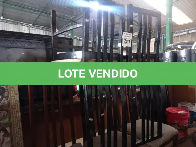 LOTE 281 - 05 CADEIRAS EM MADEIRA COM ASSENTO ALMOFADADO. (NO ESTADO) ATENÇÃO! FAZER A VISITAÇÃO ANTES DE ARREMATAR, NÃO SABEMOS SE FUNCIONA. LEILÃO NÃO TEM GARANTIA E NEM DEVOLUÇÃO, SUJEITO A POSSÍVEIS AVARIAS VISÍVEIS/OCULTAS E/OU AUSÊNCIA DE COMPONENTES.