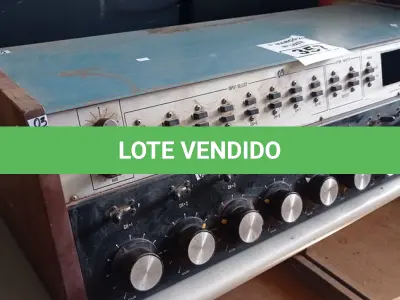 LOTE 357 - 01 MESA DE ÁUDIO ANTIGA. (NO ESTADO) ATENÇÃO! FAZER A VISITAÇÃO ANTES DE ARREMATAR, NÃO SABEMOS SE FUNCIONA. LEILÃO NÃO TEM GARANTIA E NEM DEVOLUÇÃO, SUJEITO A POSSÍVEIS AVARIAS VISÍVEIS/OCULTAS E/OU AUSÊNCIA DE COMPONENTES.