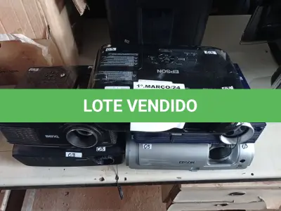 LOTE 303 - 05 PROJETORES MULTIMIDIA MARCAS E MODELOS DIVERSOS. (NO ESTADO) ATENÇÃO! FAZER A VISITAÇÃO ANTES DE ARREMATAR, NÃO SABEMOS SE FUNCIONA. LEILÃO NÃO TEM GARANTIA E NEM DEVOLUÇÃO, SUJEITO A POSSÍVEIS AVARIAS VISÍVEIS/OCULTAS E/OU AUSÊNCIA DE COMPONENTES.