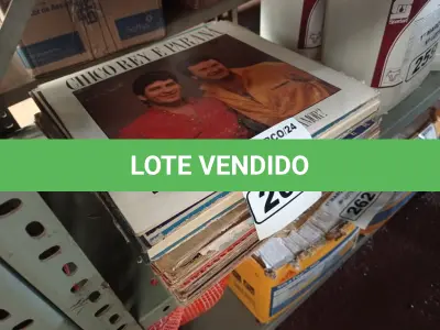 LOTE 261 - 01 LOTE COM VÁRIOS DISCOS DE VINIL. (NO ESTADO) ATENÇÃO! FAZER A VISITAÇÃO ANTES DE ARREMATAR, NÃO SABEMOS SE FUNCIONA. LEILÃO NÃO TEM GARANTIA E NEM DEVOLUÇÃO, SUJEITO A POSSÍVEIS AVARIAS VISÍVEIS/OCULTAS E/OU AUSÊNCIA DE COMPONENTES.