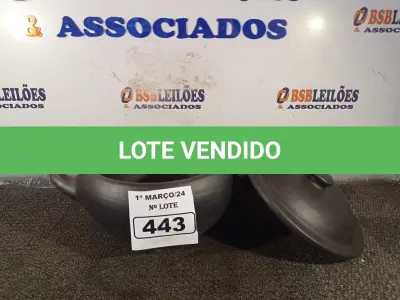 LOTE 443 - 01 PANELA DE BARRO. (NO ESTADO) ATENÇÃO! FAZER A VISITAÇÃO ANTES DE ARREMATAR, NÃO SABEMOS SE FUNCIONA. LEILÃO NÃO TEM GARANTIA E NEM DEVOLUÇÃO, SUJEITO A POSSÍVEIS AVARIAS VISÍVEIS/OCULTAS E/OU AUSÊNCIA DE COMPONENTES.