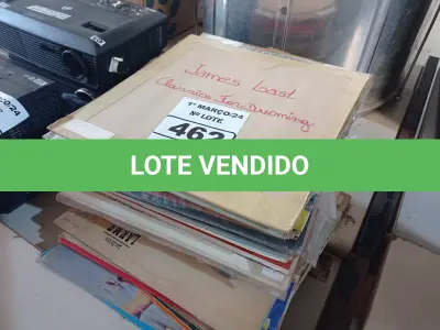 LOTE 462 - 01 LOTE COM VÁRIOS DISCOS DE VINIL. (NO ESTADO) ATENÇÃO! FAZER A VISITAÇÃO ANTES DE ARREMATAR, NÃO SABEMOS SE FUNCIONA. LEILÃO NÃO TEM GARANTIA E NEM DEVOLUÇÃO, SUJEITO A POSSÍVEIS AVARIAS VISÍVEIS/OCULTAS E/OU AUSÊNCIA DE COMPONENTES.