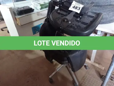 LOTE 483 - 02 CADEIRAS PARA ESCRITÓRIO COM PÉS GIRATÓRIOS. (NO ESTADO) ATENÇÃO! FAZER A VISITAÇÃO ANTES DE ARREMATAR, NÃO SABEMOS SE FUNCIONA. LEILÃO NÃO TEM GARANTIA E NEM DEVOLUÇÃO, SUJEITO A POSSÍVEIS AVARIAS VISÍVEIS/OCULTAS E/OU AUSÊNCIA DE COMPONENTES.