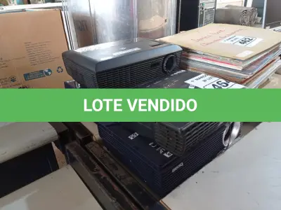 LOTE 464 - 04 PROJETORES MULTIMÍDIA PARA RETIRADA DE PEÇAS. (NO ESTADO) ATENÇÃO! FAZER A VISITAÇÃO ANTES DE ARREMATAR, NÃO SABEMOS SE FUNCIONA. LEILÃO NÃO TEM GARANTIA E NEM DEVOLUÇÃO, SUJEITO A POSSÍVEIS AVARIAS VISÍVEIS/OCULTAS E/OU AUSÊNCIA DE COMPONENTES.