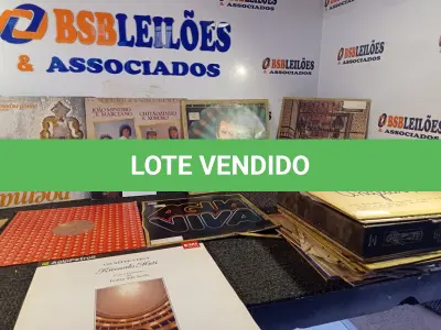 LOTE 383 - 01 LOTE COM VÁRIOS DISCOS DE VINIL. (NO ESTADO) ATENÇÃO! FAZER A VISITAÇÃO ANTES DE ARREMATAR, NÃO SABEMOS SE FUNCIONA. LEILÃO NÃO TEM GARANTIA E NEM DEVOLUÇÃO, SUJEITO A POSSÍVEIS AVARIAS VISÍVEIS/OCULTAS E/OU AUSÊNCIA DE COMPONENTES.