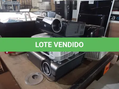 LOTE 333 - 05 PROJETORES MULTIMIDIA MARCAS E MODELOS DIVERSOS. (NO ESTADO) ATENÇÃO! FAZER A VISITAÇÃO ANTES DE ARREMATAR, NÃO SABEMOS SE FUNCIONA. LEILÃO NÃO TEM GARANTIA E NEM DEVOLUÇÃO, SUJEITO A POSSÍVEIS AVARIAS VISÍVEIS/OCULTAS E/OU AUSÊNCIA DE COMPONENTES.