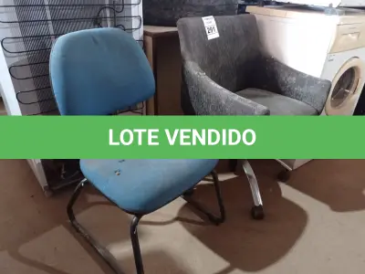 LOTE 291 - 02 CADEIRAS SENDO 01 COM BASE GIRATÓRIA. (NO ESTADO) ATENÇÃO! FAZER A VISITAÇÃO ANTES DE ARREMATAR, NÃO SABEMOS SE FUNCIONA. LEILÃO NÃO TEM GARANTIA E NEM DEVOLUÇÃO, SUJEITO A POSSÍVEIS AVARIAS VISÍVEIS/OCULTAS E/OU AUSÊNCIA DE COMPONENTES.