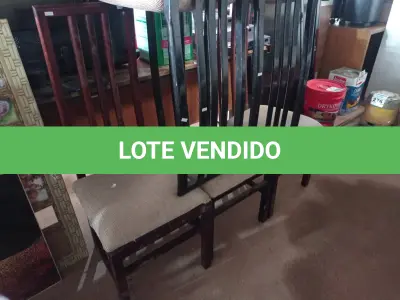 LOTE 281 - 05 CADEIRAS EM MADEIRA COM ASSENTO ALMOFADADO. (NO ESTADO) ATENÇÃO! FAZER A VISITAÇÃO ANTES DE ARREMATAR, NÃO SABEMOS SE FUNCIONA. LEILÃO NÃO TEM GARANTIA E NEM DEVOLUÇÃO, SUJEITO A POSSÍVEIS AVARIAS VISÍVEIS/OCULTAS E/OU AUSÊNCIA DE COMPONENTES.