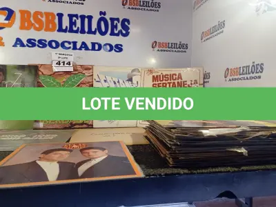 LOTE 414 - 01 LOTE COM VÁRIOS DISCOS DE VINIL. (NO ESTADO) ATENÇÃO! FAZER A VISITAÇÃO ANTES DE ARREMATAR, NÃO SABEMOS SE FUNCIONA. LEILÃO NÃO TEM GARANTIA E NEM DEVOLUÇÃO, SUJEITO A POSSÍVEIS AVARIAS VISÍVEIS/OCULTAS E/OU AUSÊNCIA DE COMPONENTES.