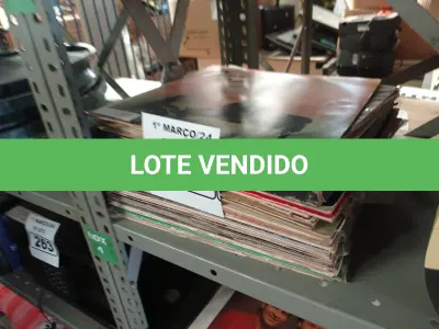 LOTE 257 - 01 LOTE COM VÁRIOS DISCOS DE VINIL. (NO ESTADO) ATENÇÃO! FAZER A VISITAÇÃO ANTES DE ARREMATAR, NÃO SABEMOS SE FUNCIONA. LEILÃO NÃO TEM GARANTIA E NEM DEVOLUÇÃO, SUJEITO A POSSÍVEIS AVARIAS VISÍVEIS/OCULTAS E/OU AUSÊNCIA DE COMPONENTES.