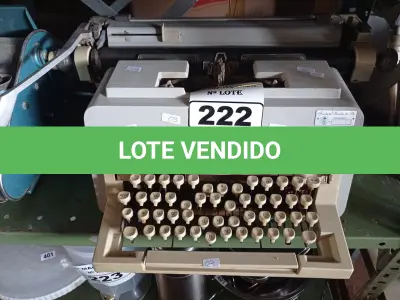LOTE 222 - 01 MÁQUINA DE ESCREVER. (NO ESTADO) ATENÇÃO! FAZER A VISITAÇÃO ANTES DE ARREMATAR, NÃO SABEMOS SE FUNCIONA. LEILÃO NÃO TEM GARANTIA E NEM DEVOLUÇÃO, SUJEITO A POSSÍVEIS AVARIAS VISÍVEIS/OCULTAS E/OU AUSÊNCIA DE COMPONENTES.