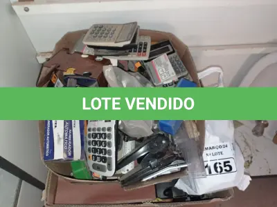 LOTE 165 - 01 LOTE COM MATERIAIS DE ESCRITÓRIO DIVERSOS. (NO ESTADO) ATENÇÃO! FAZER A VISITAÇÃO ANTES DE ARREMATAR, NÃO SABEMOS SE FUNCIONA. LEILÃO NÃO TEM GARANTIA E NEM DEVOLUÇÃO, SUJEITO A POSSÍVEIS AVARIAS VISÍVEIS/OCULTAS E/OU AUSÊNCIA DE COMPONENTES.