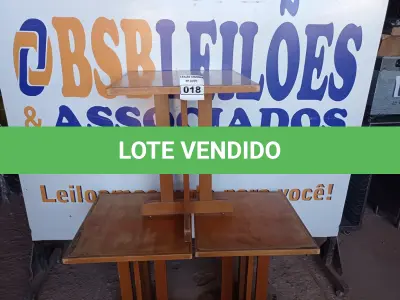LOTE 018 - 04 MESAS DE MADEIRA MEDINDO 60CMX60CM(NO ESTADO, NÃO SABEMOS SE FUNCIONA. LEILÃO NÃO TEM GARANTIA E NEM DEVOLUÇÃO).