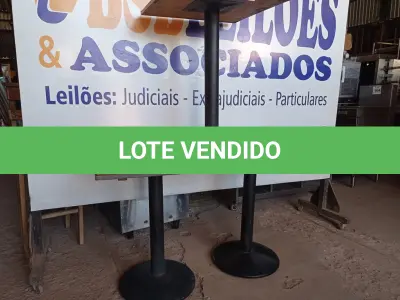 LOTE 014 - 03 MESAS DE MADEIRA COM PÉS DE FERRO MEDIDAS VARIADAS. (NO ESTADO, NÃO SABEMOS SE FUNCIONA. LEILÃO NÃO TEM GARANTIA E NEM DEVOLUÇÃO).