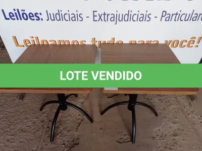 LOTE 069 - 02 MESAS COM TAMPO DE MADEIRA E PÉS DE FERRO MEDINDO 70CMX70CM. (NO ESTADO, NÃO SABEMOS SE FUNCIONA. LEILÃO NÃO TEM GARANTIA E NEM DEVOLUÇÃO).