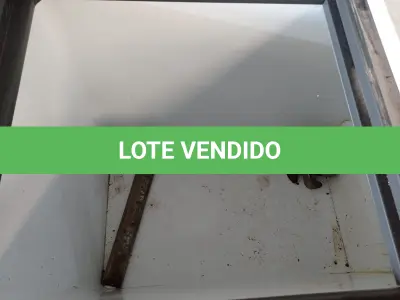 LOTE 085 - 01 FREEZER HORIZONTAL 02 TAMPAS 220V. (NO ESTADO) ATENÇÃO! FAZER A VISITAÇÃO ANTES DE ARREMATAR, NÃO SABEMOS SE FUNCIONA. LEILÃO NÃO TEM GARANTIA E NEM DEVOLUÇÃO, SUJEITO A POSSÍVEIS AVARIAS VISÍVEIS/OCULTAS E/OU AUSÊNCIA DE COMPONENTES.