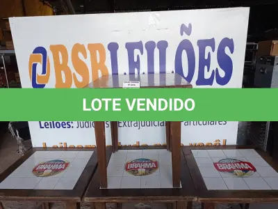 LOTE 043 - 04 MESAS DE MADEIRA, SENDO 03 COM TAMPO DE AZULEJO MEDINDO 80CMX80CM. (NO ESTADO, NÃO SABEMOS SE FUNCIONA. LEILÃO NÃO TEM GARANTIA E NEM DEVOLUÇÃO).