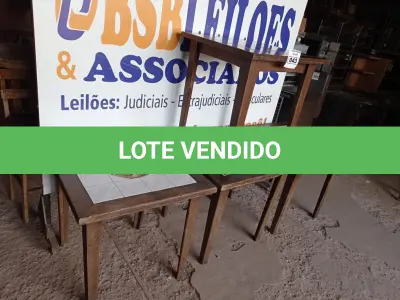 LOTE 043 - 04 MESAS DE MADEIRA, SENDO 03 COM TAMPO DE AZULEJO MEDINDO 80CMX80CM. (NO ESTADO, NÃO SABEMOS SE FUNCIONA. LEILÃO NÃO TEM GARANTIA E NEM DEVOLUÇÃO).