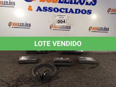 LOTE 004 - 01 WALKMAN E 04 RÁDIOS MARCAS E MODELOS DIVERSOS. (NO ESTADO) ATENÇÃO! FAZER A VISITAÇÃO ANTES DE ARREMATAR, NÃO SABEMOS SE FUNCIONA. LEILÃO NÃO TEM GARANTIA E NEM DEVOLUÇÃO, SUJEITO A POSSÍVEIS AVARIAS VISÍVEIS/OCULTAS E/OU AUSÊNCIA DE COMPONENTES.