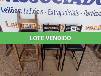 LOTE 066 - 02 CADEIRINHAS INFANTIL E 01 BANQUETA. (NO ESTADO, NÃO SABEMOS SE FUNCIONA. LEILÃO NÃO TEM GARANTIA E NEM DEVOLUÇÃO).