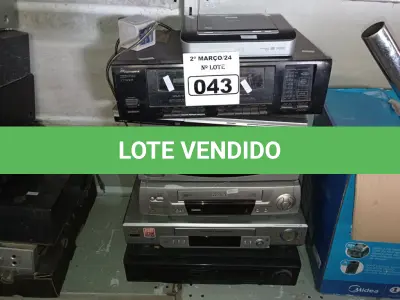 LOTE 043 - 04 VIDEOCASSETES, 02 APARELHOS DE DVD E 01 CASSETE DECK. (NO ESTADO) ATENÇÃO! FAZER A VISITAÇÃO ANTES DE ARREMATAR, NÃO SABEMOS SE FUNCIONA. LEILÃO NÃO TEM GARANTIA E NEM DEVOLUÇÃO, SUJEITO A POSSÍVEIS AVARIAS VISÍVEIS/OCULTAS E/OU AUSÊNCIA DE COMPONENTES.
