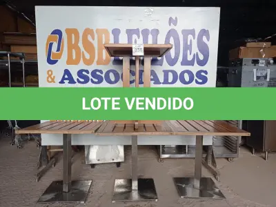 LOTE 035 - 03 MESAS COM TAMPO EM MADEIRA E PÉS DE FERRO 70CMX70CM, SENDO 01SEM O TAMPO. (NO ESTADO, NÃO SABEMOS SE FUNCIONA. LEILÃO NÃO TEM GARANTIA E NEM DEVOLUÇÃO).