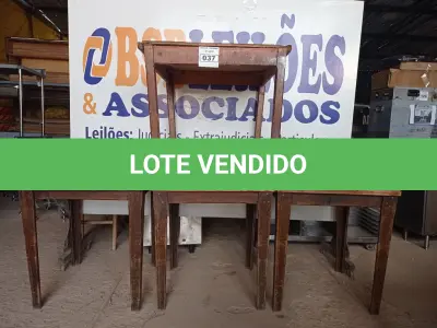 LOTE 037 - 04 MESAS DE MADEIRA MEDINDO 80CMX80CM. (NO ESTADO, NÃO SABEMOS SE FUNCIONA. LEILÃO NÃO TEM GARANTIA E NEM DEVOLUÇÃO).