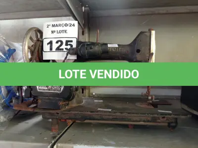 LOTE 125 - 01 MÁQUINA DE COSTURA ANTIGA. (NO ESTADO) ATENÇÃO! FAZER A VISITAÇÃO ANTES DE ARREMATAR, NÃO SABEMOS SE FUNCIONA. LEILÃO NÃO TEM GARANTIA E NEM DEVOLUÇÃO, SUJEITO A POSSÍVEIS AVARIAS VISÍVEIS/OCULTAS E/OU AUSÊNCIA DE COMPONENTES.
