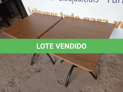 LOTE 069 - 02 MESAS COM TAMPO DE MADEIRA E PÉS DE FERRO MEDINDO 70CMX70CM. (NO ESTADO, NÃO SABEMOS SE FUNCIONA. LEILÃO NÃO TEM GARANTIA E NEM DEVOLUÇÃO).