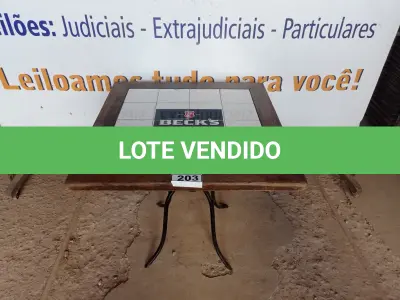LOTE 203 - 01 MESA COM TAMPO EM AZULEJO E PÉS DE FERRO RETRO. (NO ESTADO, NÃO SABEMOS SE FUNCIONA. LEILÃO NÃO TEM GARANTIA E NEM DEVOLUÇÃO).