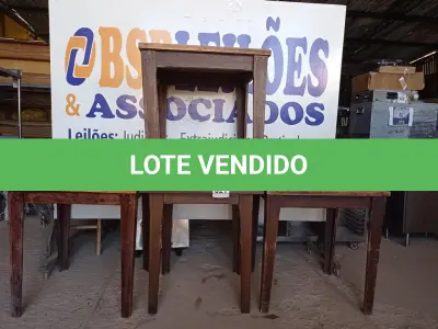 LOTE 021 - 04 MESAS EM MADEIRA MEDINDO 80X80CM. (NO ESTADO, NÃO SABEMOS SE FUNCIONA. LEILÃO NÃO TEM GARANTIA E NEM DEVOLUÇÃO).