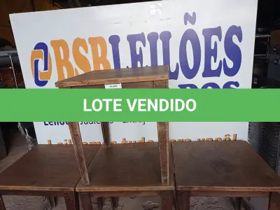 LOTE 040 - 04 MESAS DE MADEIRA MEDINDO 80CMX80CM. (NO ESTADO, NÃO SABEMOS SE FUNCIONA. LEILÃO NÃO TEM GARANTIA E NEM DEVOLUÇÃO).
