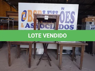 LOTE 024 - 04 MESAS DE MADEIRA, SENDO 01 COM AZULEJO. (NO ESTADO, NÃO SABEMOS SE FUNCIONA. LEILÃO NÃO TEM GARANTIA E NEM DEVOLUÇÃO).