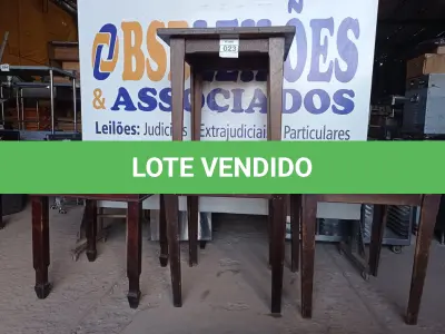 LOTE 023 - 04 MESAS EM MADEIRA MEDINDO 80X80CM. (NO ESTADO, NÃO SABEMOS SE FUNCIONA. LEILÃO NÃO TEM GARANTIA E NEM DEVOLUÇÃO).