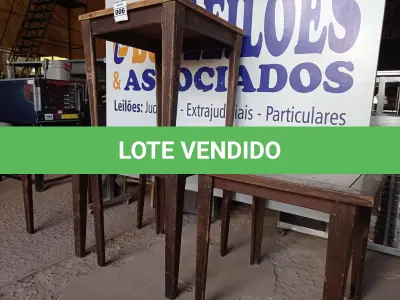 LOTE 006 - 04 MESAS EM MADEIRA MEDINDO 80X80CM. (NO ESTADO, NÃO SABEMOS SE FUNCIONA. LEILÃO NÃO TEM GARANTIA E NEM DEVOLUÇÃO).