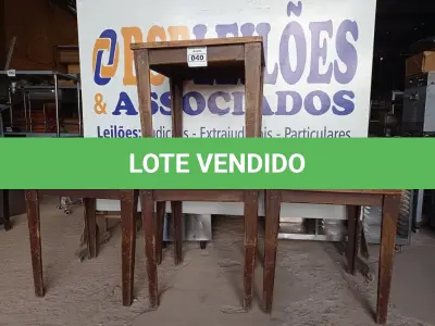 LOTE 040 - 04 MESAS DE MADEIRA MEDINDO 80CMX80CM. (NO ESTADO, NÃO SABEMOS SE FUNCIONA. LEILÃO NÃO TEM GARANTIA E NEM DEVOLUÇÃO).